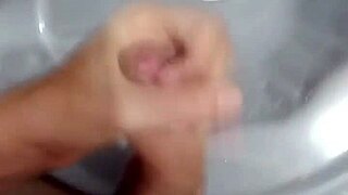 Batendo Punheta no Banheiro Depois do Jogo de Futebol