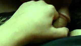 Шимейл се мастурбира в чорапи