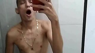 Batendo Punheta no Banheiro Depois do Jogo de Futebol