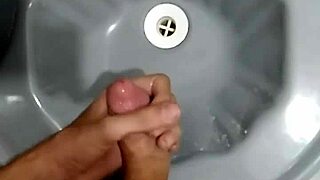 Batendo Punheta no Banheiro Depois do Jogo de Futebol