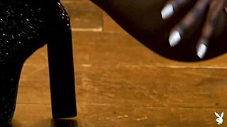 ana foxxx performs a STRIPTEASE in supernova pmv