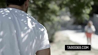 Ξανθιά έφηβη 18+ πόρνη Kyle Mason μένει παρθένα παίρνοντας το στο κώλο