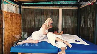 Poprvé ve swinger klubu veřejný sex a blowjob