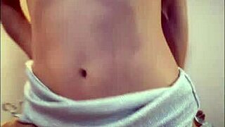 pasandola bien con mi rommie latina, un rapidin antes de que nos cachen