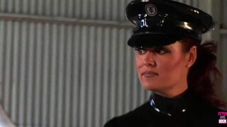 Politibetjent i latexuniform kysser passioneret og knepper smuk kvinde med store naturlige patter på kontoret