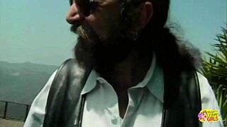 To busty blondiner nyder lesbisk sjov i poolen