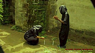 Зряла ебана кучка се наслаждава на секс с големия ми кур в местния храсталак