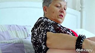 cougar Savana prsti njene velike sise in krivulje solo