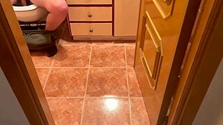 i'm givin a diry blowjob in the bathrom, wantin golden rain as a sumissive latina blone girl...