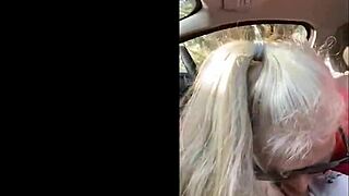 Moden milf suger bedste vens store pik