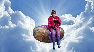 Granny Carmen Angel Sky Enjoys a Relaxing Pussy Licking Session