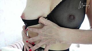 Lihat susu kendur kena main ekstrem lingerie panas