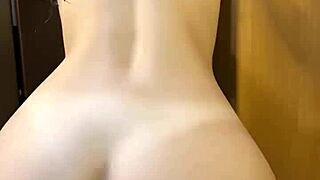 Lige ud af bruseren spreder kæresten sin store røv til hård cowgirl