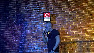 קאסי יאנג מתעסקת אינטימית עם מעשן במיטה