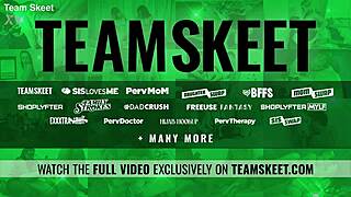 Durante um Jogo de Sexo Arriscado, a Encarada Pequena de 18+ Me Deixa Abrir a Buceta Dela no Doggy