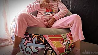 Mršava tinejdžerka 18+ masturbira pičku i prska!