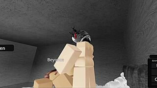 שתי בנות אסיאתיות נהנות ממשחק חם כמו חברות בית