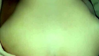 cravando o pau no cu da esposa de quatro e gozando dentro olha como ficou