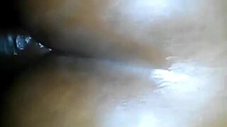 Sort kvinde sætter røv intens ned