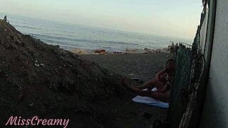 Blikám kokotem na veřejné pláži, moje nevlastní dcera mi pomáhá vyprdnout před všemi