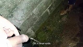 Par se piška in jebe na javnem mestu za cerkvijo