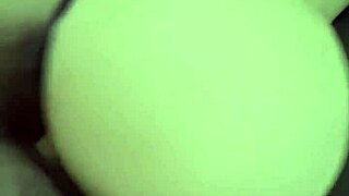 Ela adora sentar assim, esposa safada de quatro e depois sentando só de calcinha.