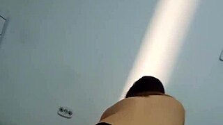 Ela adora sentar assim, esposa safada de quatro e depois sentando só de calcinha.