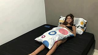 Odkrijem pastorko pri masturbaciji in jo trdo jebem!