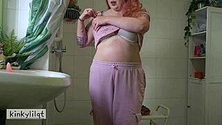 kinkylilqt squashes a cake with her naked ass then fucks herself with a dildo