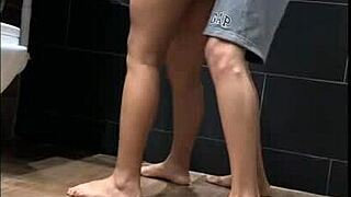 Adolescentă latină se reunește cu cumnatul la petrecere