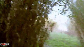 若いフランス人のアンジェラ・キスが葦の中でオナニーしてセックスされる