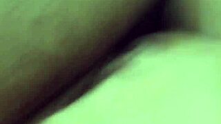 Mulher do corno gozando pelo cus no cu da mulher do corno.