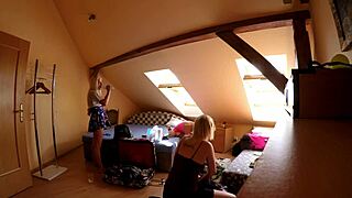 היא גנחה, מצצי את הזין הגדול שלי בשלישייה מאחורי הקלעים עם חצאיות בית ספר