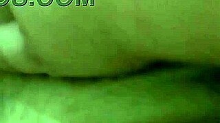 Mulher do corno gozando pelo cus no cu da mulher do corno.