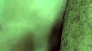 Mulher do corno gozando pelo cus no cu da mulher do corno.