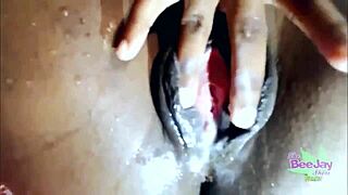 Watch these ebony lesbian BFFs squirt during masturbation?