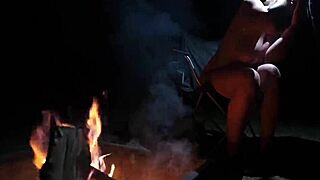 Goli v gozdu sesava drug drugemu kurca