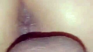 Bogata guzica Ella se masturbira