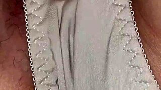 Vietnamese Girlfriend Licks Pussy For Her Friend