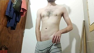 Wanita muda rasa comel dalam momen bilik mandi.