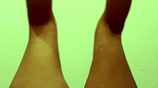 mia moglie fa ginnastica nuda e dilata la figa pelosa - parte 1