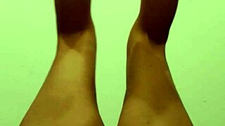 mia moglie fa ginnastica nuda e dilata la figa pelosa - parte 1