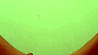 mia moglie fa ginnastica nuda e dilata la figa pelosa - parte 1