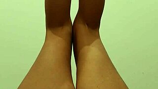 mia moglie fa ginnastica nuda e dilata la figa pelosa - parte 1