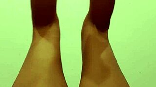 mia moglie fa ginnastica nuda e dilata la figa pelosa - parte 1