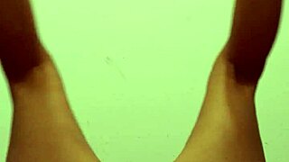 mia moglie fa ginnastica nuda e dilata la figa pelosa - parte 1