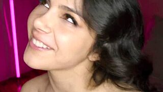 Brunetka v červených punčochách s chlupatou kundou sátá čurák a tvrdě jezdí v Full HD