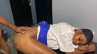 Öğretmen kıçına büyük siyah sik için yalvarıyor köpek pozisyonunda 😏