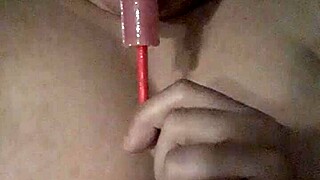 מוצצת דילדו תוך משחק בציצים