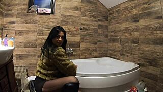 Milfycalla Does Pee Play In Bathtub!